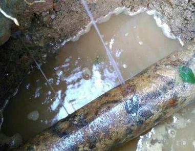 郏县楼顶渗水维修公司分享下地暖漏水的原因及检测方法。